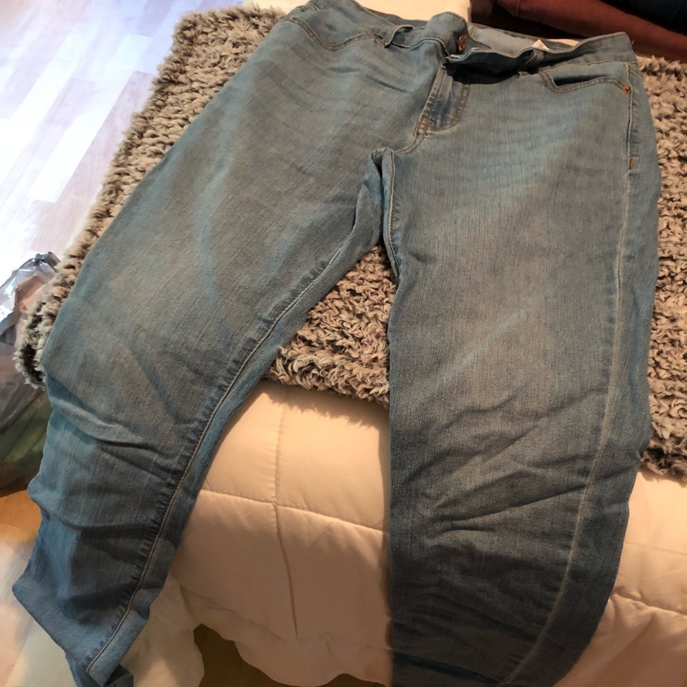 Old Navy Rockstar skinny Jeans in light wash.